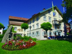 Traditionshotel Adler, Hotel in Oberstaufen in ruhiger, zentraler Lage (Bayern, Allgu), Wellnesshotel und Golfhotel, Urlaub und Erholung mit Schrothkur, Wandern, Tennis und Massagen. Skiurlaub im Skiparadies mit Loipen, und  Rodeln.